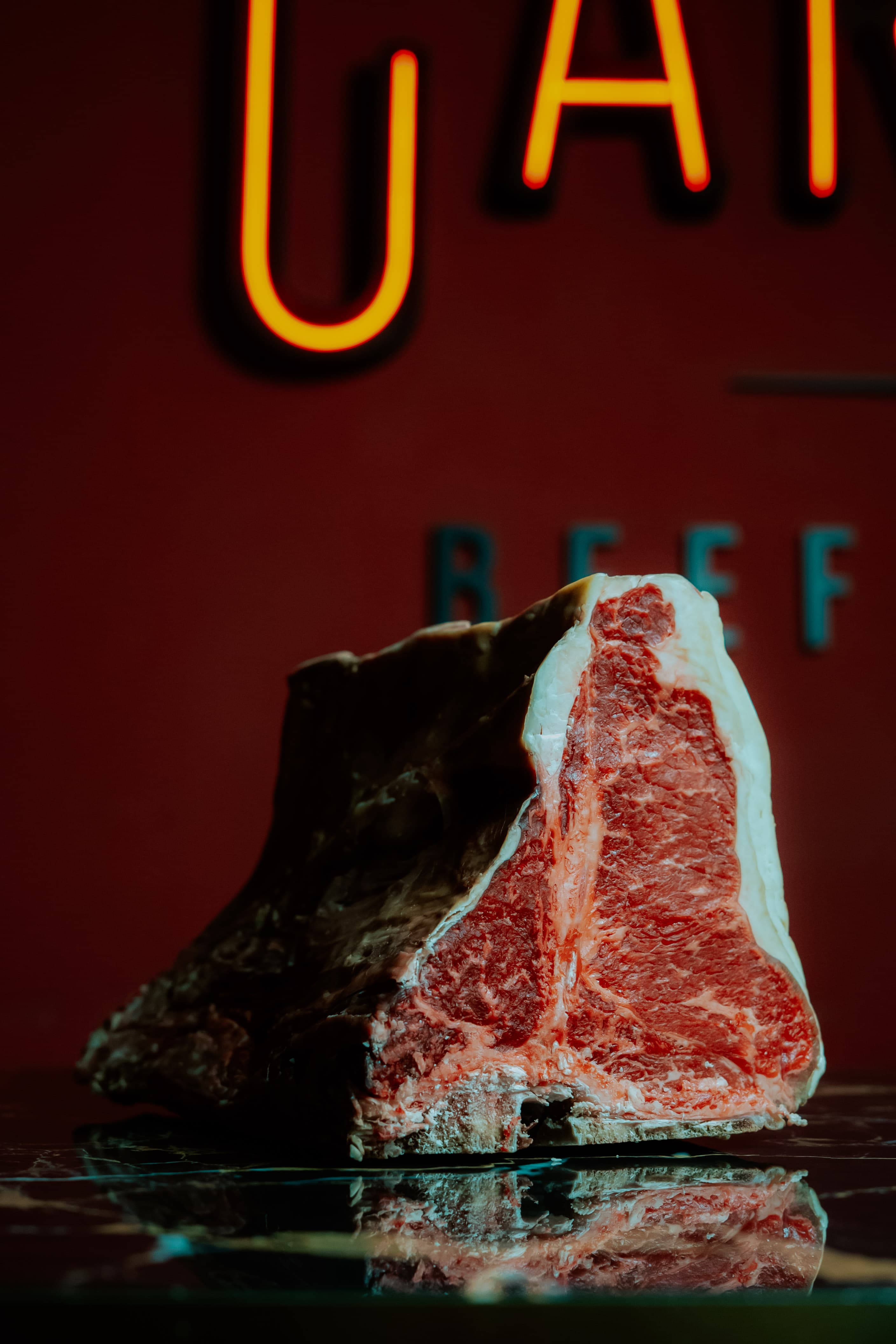 Taglio di manzo crudo su marmo, ristorante di carne Roma Via Veneto
