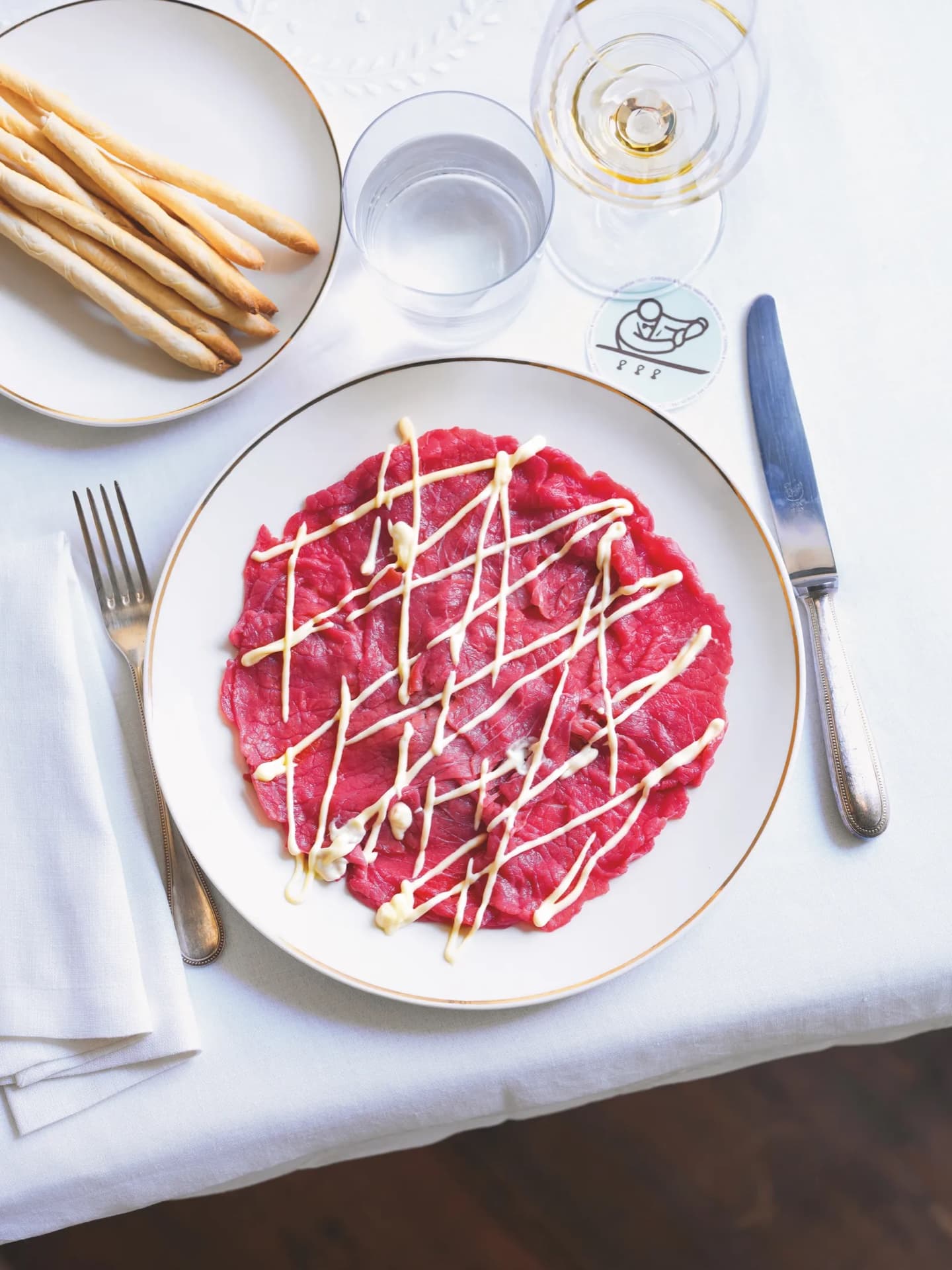 Il carpaccio originale alla Cipriani dell'Harry's Bar di Venezia, manzo crudo con salsa maionese al limone